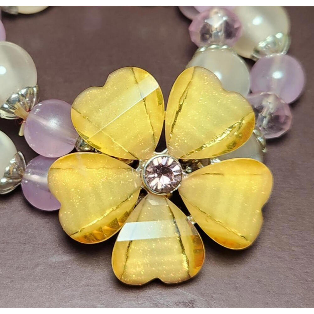 Vintage Costume Jewelry Stretch Bracelet lavendar purple beads yellow flower - Picture 2 of 3